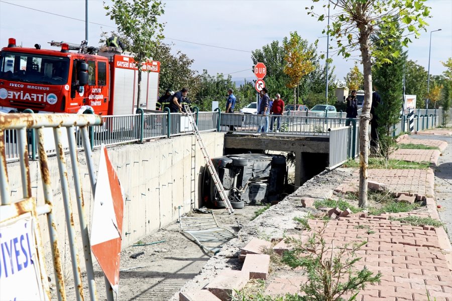 Kayseri'de Kanala Düşen Otomobilin Sürücüsü Yaralandı