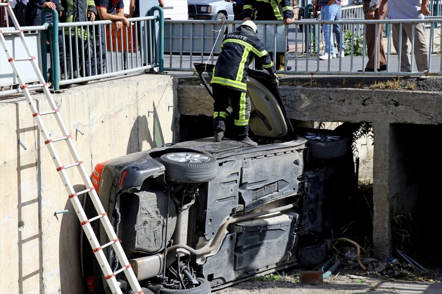 Kayseri'de Kanala Düşen Otomobilin Sürücüsü Yaralandı