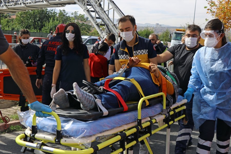 Kayseri'de Kanala Düşen Otomobilin Sürücüsü Yaralandı