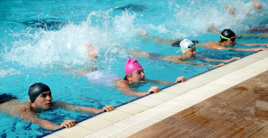 Antalya'da 9 Ayda 40 Bin Kişiye Yüzme Öğretildi