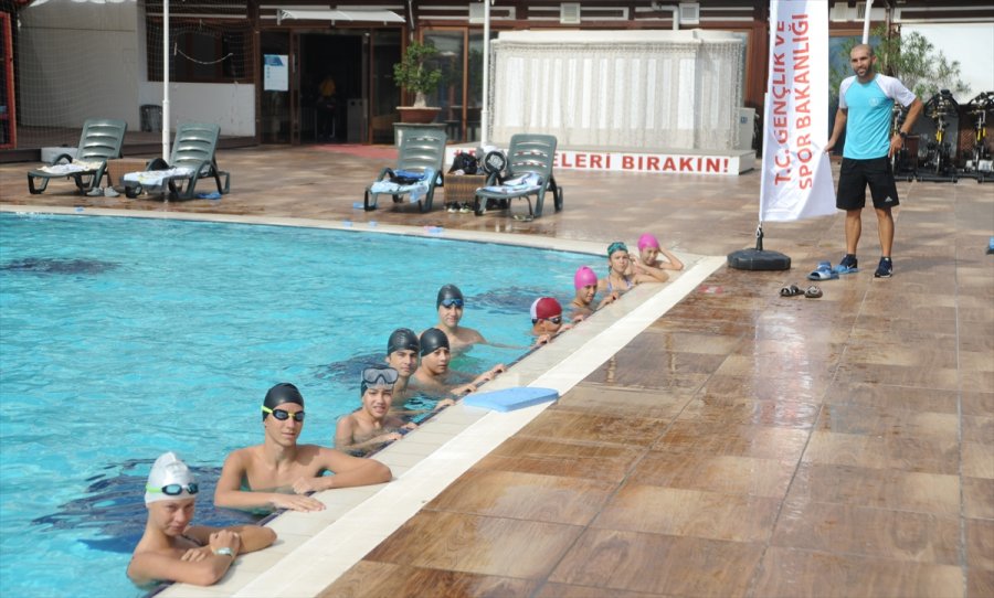 Antalya'da 9 Ayda 40 Bin Kişiye Yüzme Öğretildi