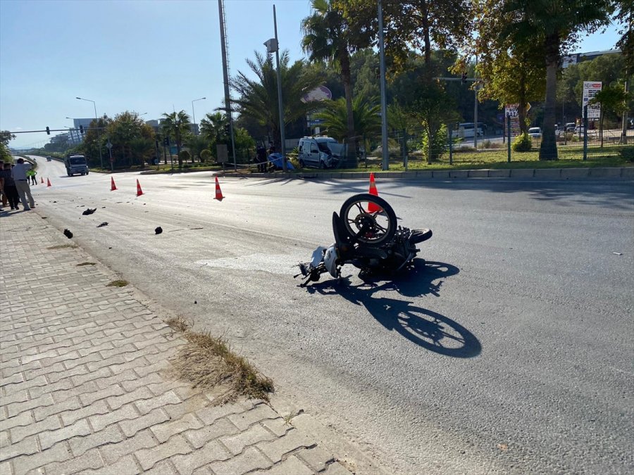Antalya'da Hafif Ticari Araç İle Motosiklet Çarpıştı: 1 Ölü