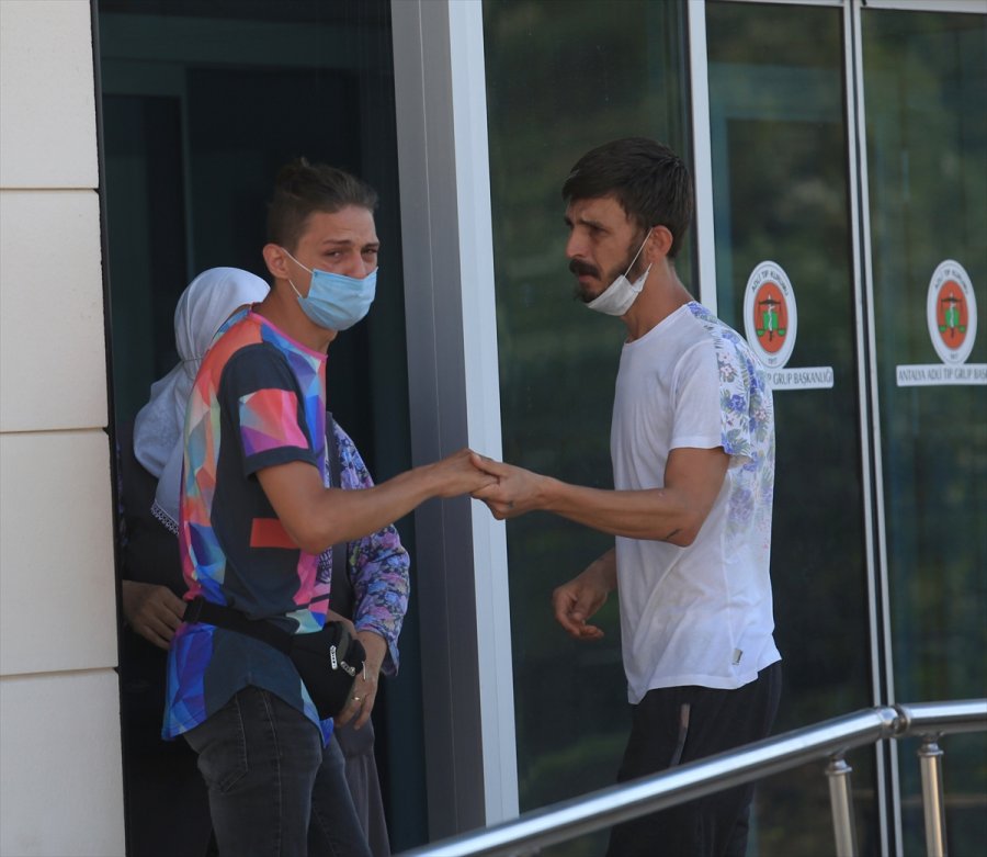 Antalya'da Trafik Kazası Sonrası Çıkan Bıçaklı Kavgada Bir Kişi Öldü, 5 Kişi Yaralandı