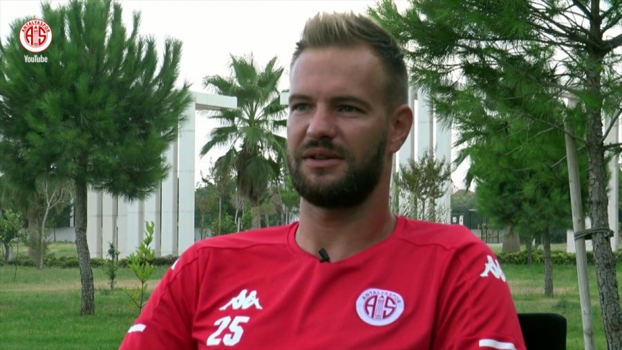 Antalyaspor'un Kalecisi Boffin, Statlardaki Sessizliğin Sona Ermesini Diledi