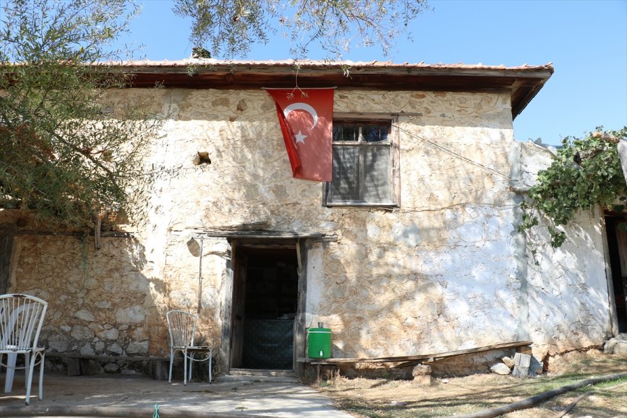 Babasının Vasiyetini Yerine Getirmek İçin Yarım Asırlık Bakkalı Kapatmıyor