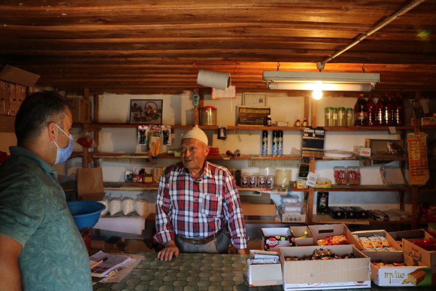 Babasının Vasiyetini Yerine Getirmek İçin Yarım Asırlık Bakkalı Kapatmıyor
