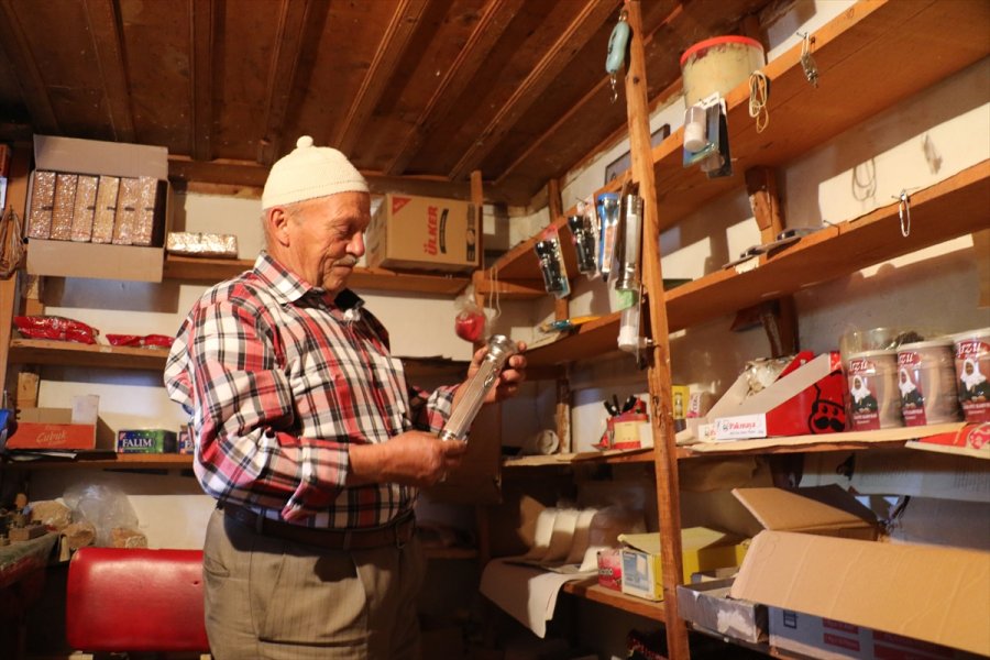 Babasının Vasiyetini Yerine Getirmek İçin Yarım Asırlık Bakkalı Kapatmıyor