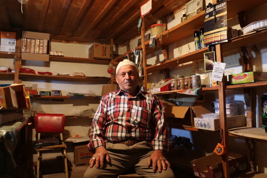 Babasının Vasiyetini Yerine Getirmek İçin Yarım Asırlık Bakkalı Kapatmıyor