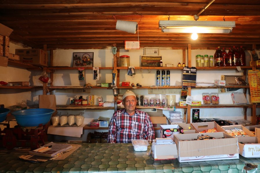 Babasının Vasiyetini Yerine Getirmek İçin Yarım Asırlık Bakkalı Kapatmıyor