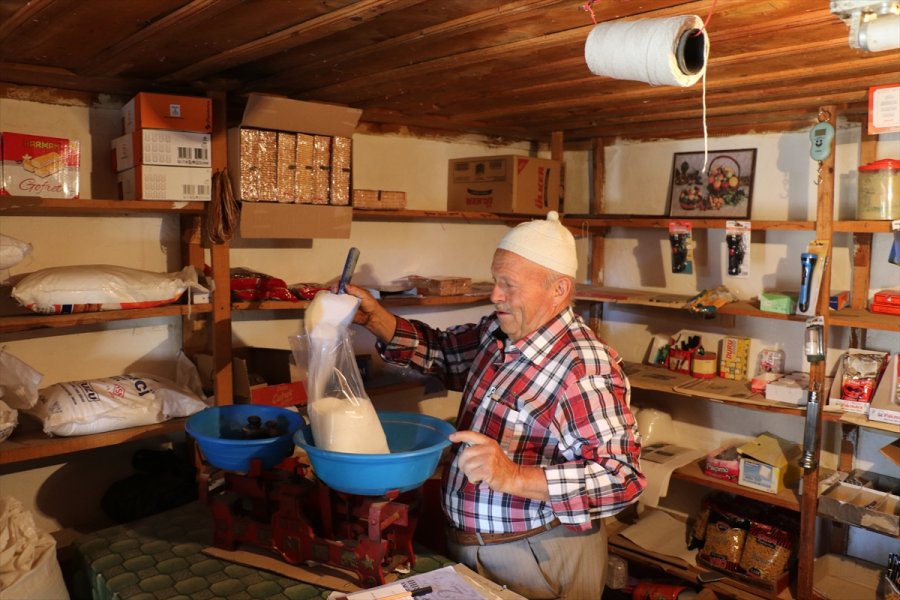 Babasının Vasiyetini Yerine Getirmek İçin Yarım Asırlık Bakkalı Kapatmıyor