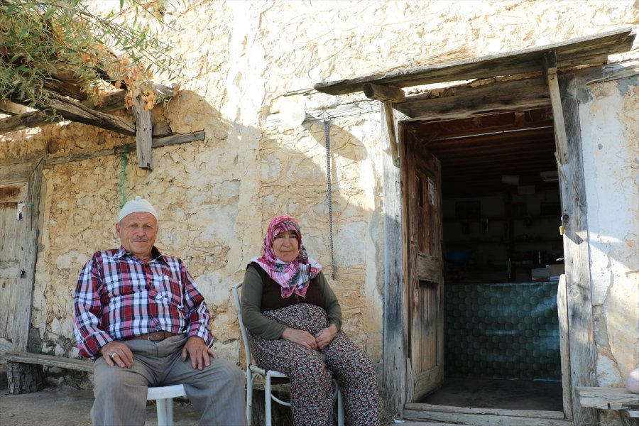 Babasının Vasiyetini Yerine Getirmek İçin Yarım Asırlık Bakkalı Kapatmıyor