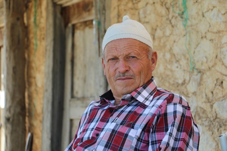 Babasının Vasiyetini Yerine Getirmek İçin Yarım Asırlık Bakkalı Kapatmıyor