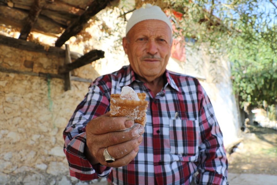 Babasının Vasiyetini Yerine Getirmek İçin Yarım Asırlık Bakkalı Kapatmıyor