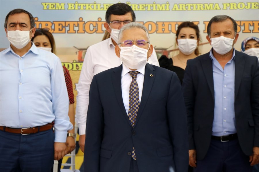 Kayserili Çiftçilere 414 Ton Yem Bitkisi Tohum Desteği Yapıldı