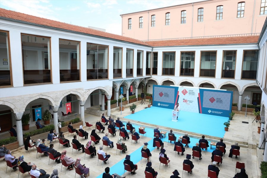 Fatih Sultan Mehmet Vakıf Üniversitesi’nden Kovid-19 Önlemlerine Uygun Mezuniyet Töreni