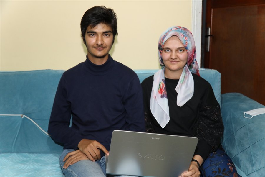 Güvenlik Görevlisinin Bilgisayar Hediyesi Engelli Kardeşleri Sevindirdi