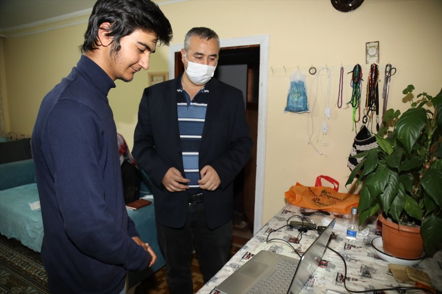 Güvenlik Görevlisinin Bilgisayar Hediyesi Engelli Kardeşleri Sevindirdi