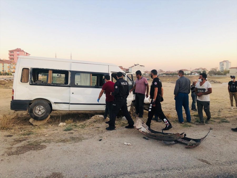 Karaman'da Tarım İşçilerini Taşıyan Minibüs İle Otomobil Çarpıştı: 11 Yaralı