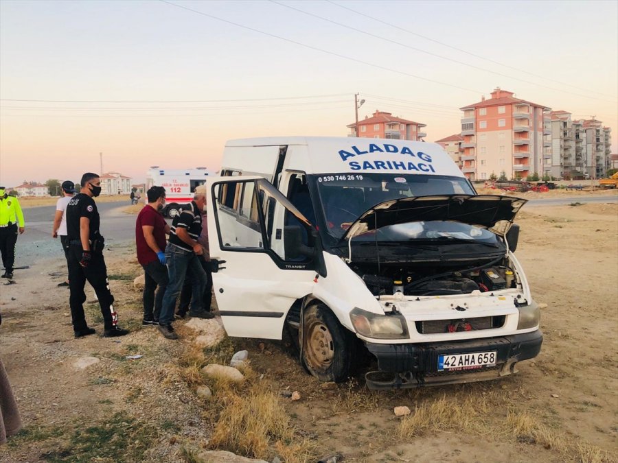 Karaman'da Tarım İşçilerini Taşıyan Minibüs İle Otomobil Çarpıştı: 11 Yaralı