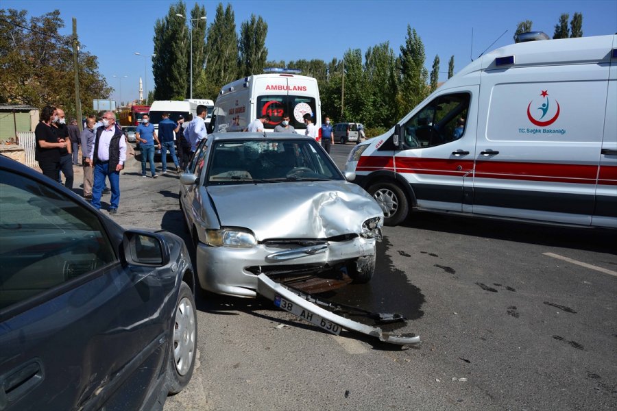 Kayseri'de İki Otomobil Çarpıştı: 6 Yaralı