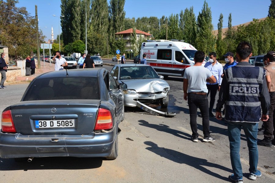 Kayseri'de İki Otomobil Çarpıştı: 6 Yaralı