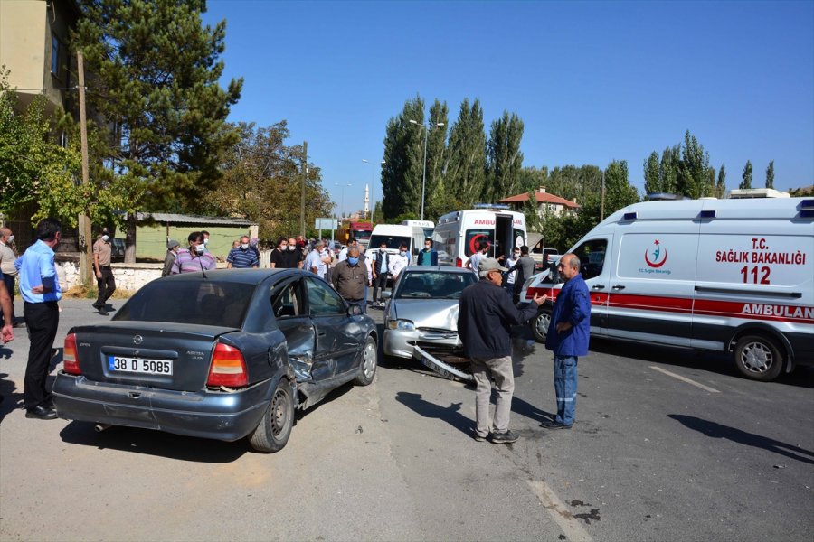 Kayseri'de İki Otomobil Çarpıştı: 6 Yaralı