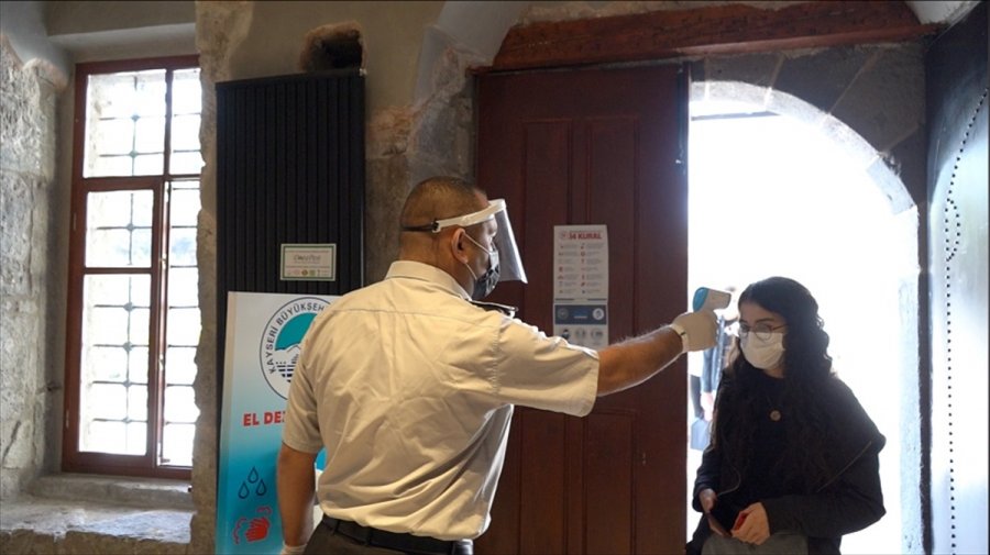 Kayseri'de Kütüphaneler Düzenli Olarak Sterilize Ediliyor