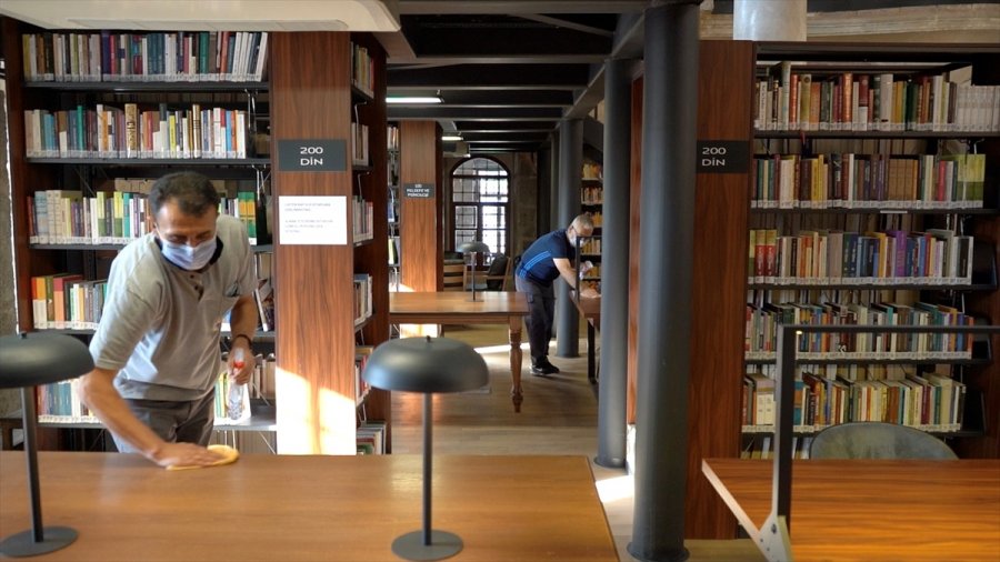 Kayseri'de Kütüphaneler Düzenli Olarak Sterilize Ediliyor