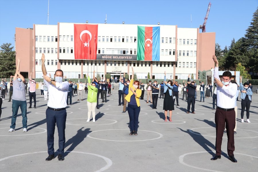 Niğde'de Belediye Personeli Mesaiye Spor Yaparak Başladı
