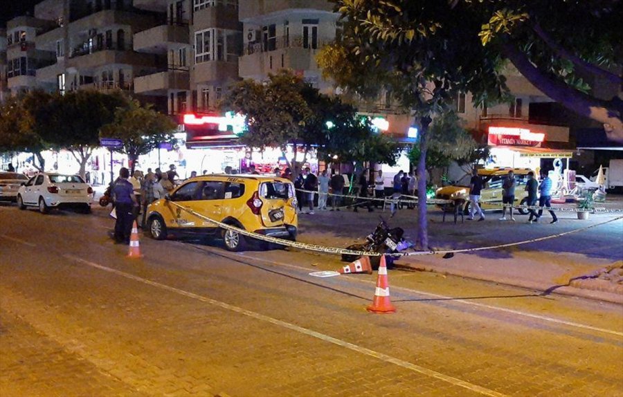 Antalya'da Park Halindeki Taksiye Çarpan Motosiklet Sürücüsü Öldü