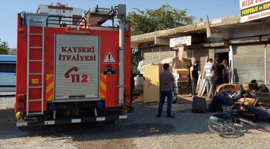 Kayseri'de Koltuk Tamir Atölyesinde Çıkan Yangını İtfaiye Söndürdü