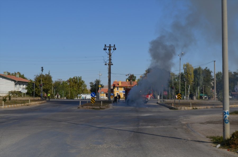 Konya'da Yanan Otomobilin Sürücüsünü Benzin İstasyonu Çalışanı Kurtardı