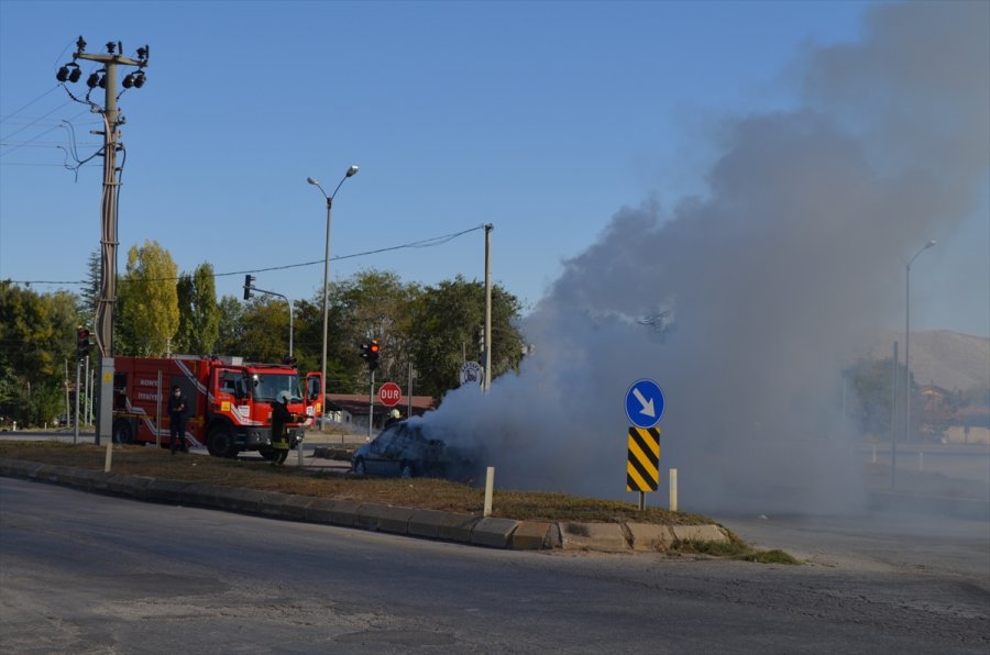 Konya'da Yanan Otomobilin Sürücüsünü Benzin İstasyonu Çalışanı Kurtardı