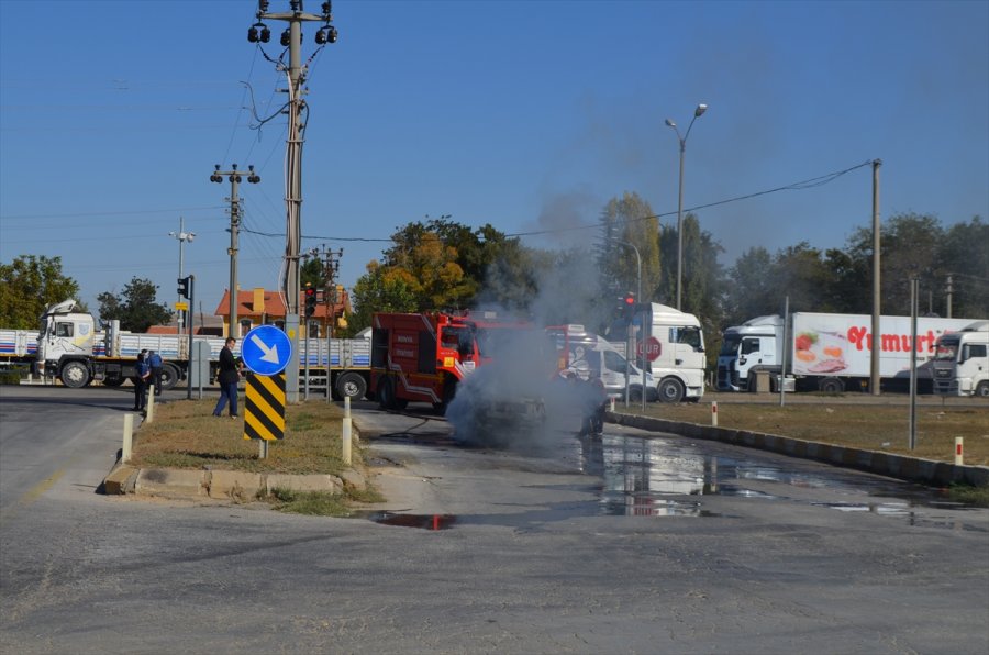 Konya'da Yanan Otomobilin Sürücüsünü Benzin İstasyonu Çalışanı Kurtardı