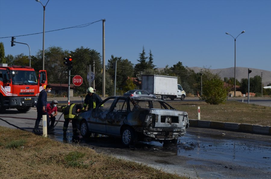 Konya'da Yanan Otomobilin Sürücüsünü Benzin İstasyonu Çalışanı Kurtardı