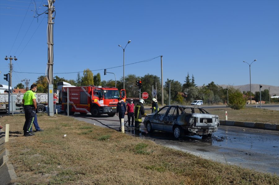 Konya'da Yanan Otomobilin Sürücüsünü Benzin İstasyonu Çalışanı Kurtardı