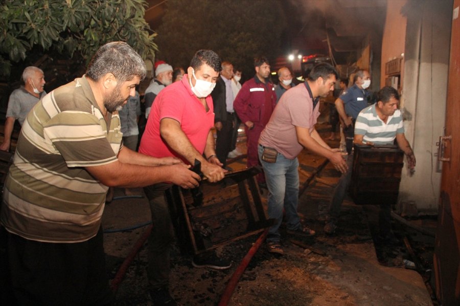 Mersin'de Sandık Deposunda Çıkan Yangın Söndürüldü