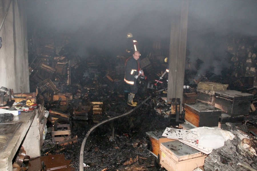 Mersin'de Sandık Deposunda Çıkan Yangın Söndürüldü