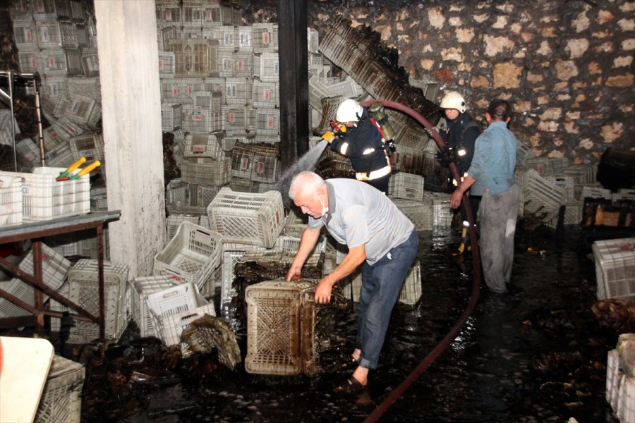 Mersin'de Sandık Deposunda Çıkan Yangın Söndürüldü