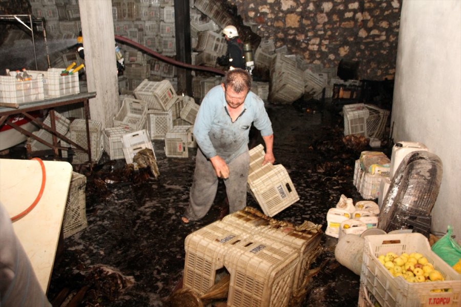 Mersin'de Sandık Deposunda Çıkan Yangın Söndürüldü