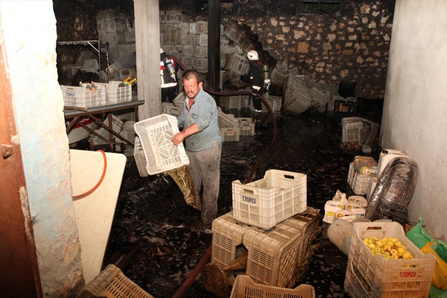 Mersin'de Sandık Deposunda Çıkan Yangın Söndürüldü