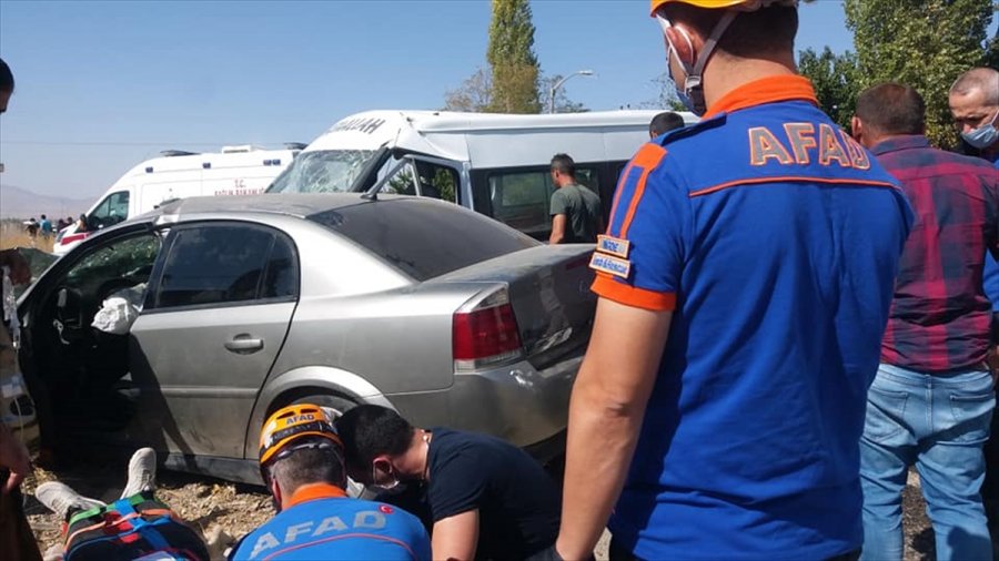 Niğde'de Zincirleme Trafik Kazası: 1 Ölü, 7 Yaralı