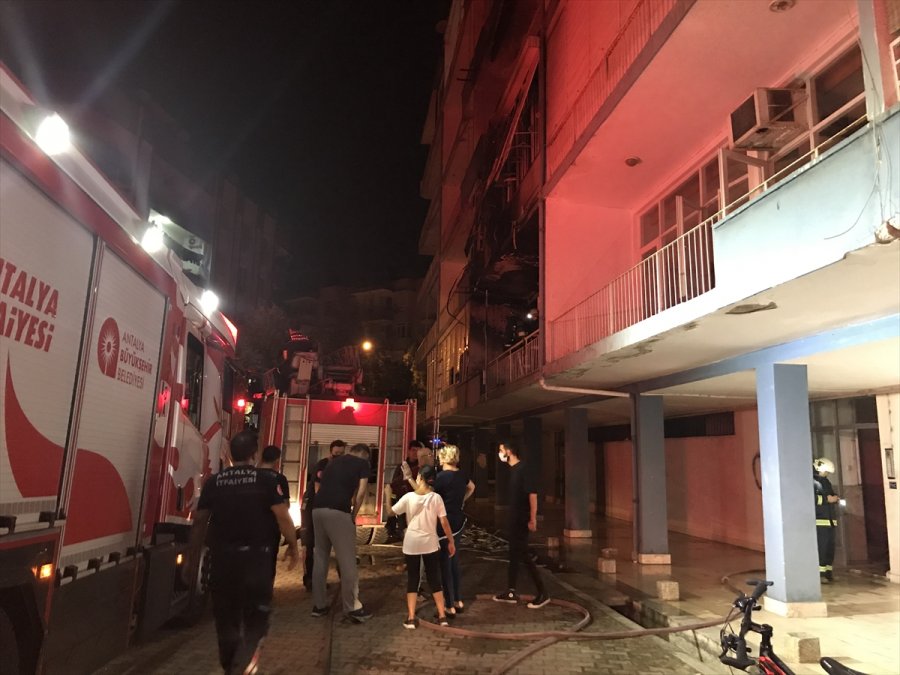 Antalya'da Apartmanda Çıkan Yangında İki Güvercin Ve Bir Köpek Kurtarıldı