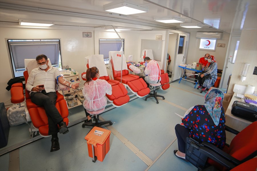 Antalya'da Türk Kızılayı'na Kan Bağışı Desteği