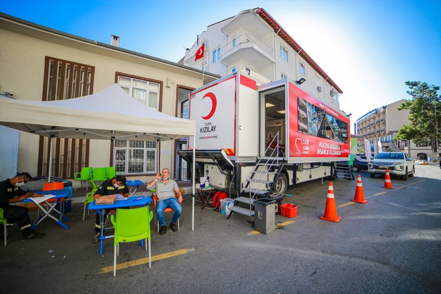 Antalya'da Türk Kızılayı'na Kan Bağışı Desteği