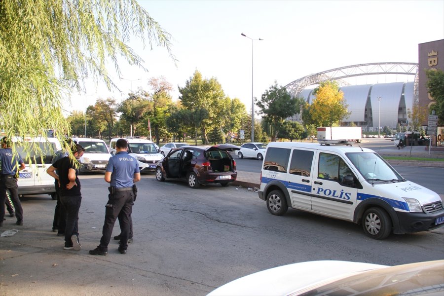 Kayseri'de Akrabasının Tüfekle Otomobiline Ateş Ettiği Kişi Cam Kesiği İle Yaralandı