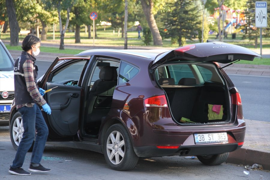 Kayseri'de Akrabasının Tüfekle Otomobiline Ateş Ettiği Kişi Cam Kesiği İle Yaralandı