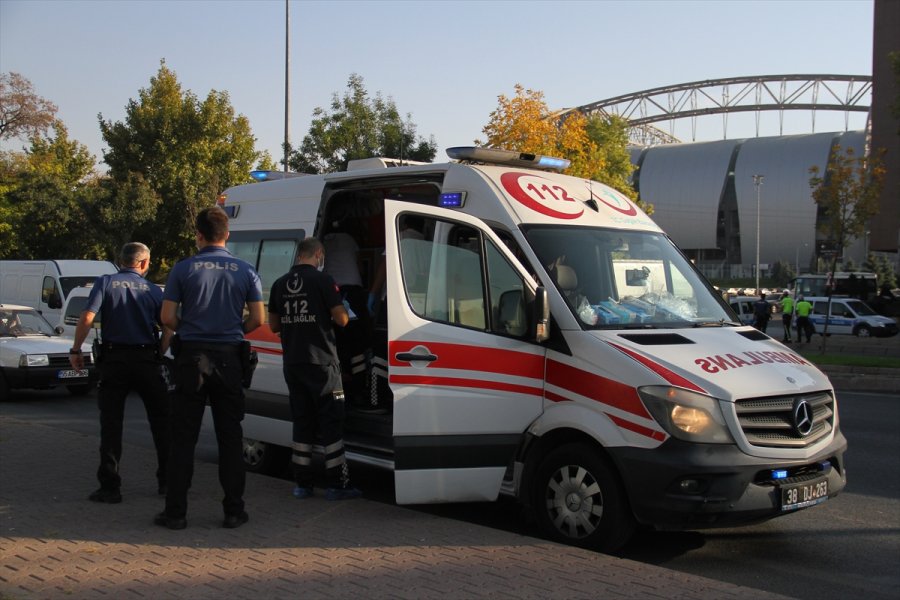 Kayseri'de Akrabasının Tüfekle Otomobiline Ateş Ettiği Kişi Cam Kesiği İle Yaralandı