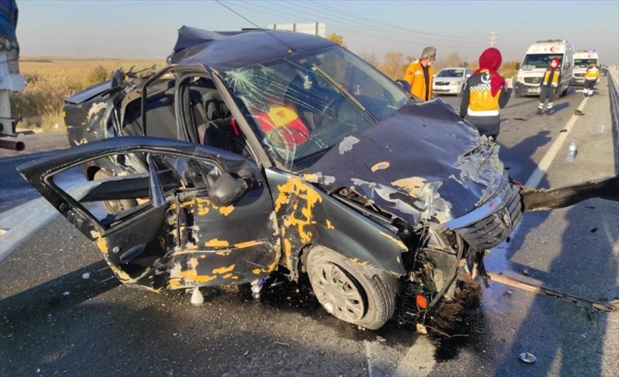 Konya'da Otomobil Bariyerlere Çarptı: 1 Ölü, 2 Yaralı