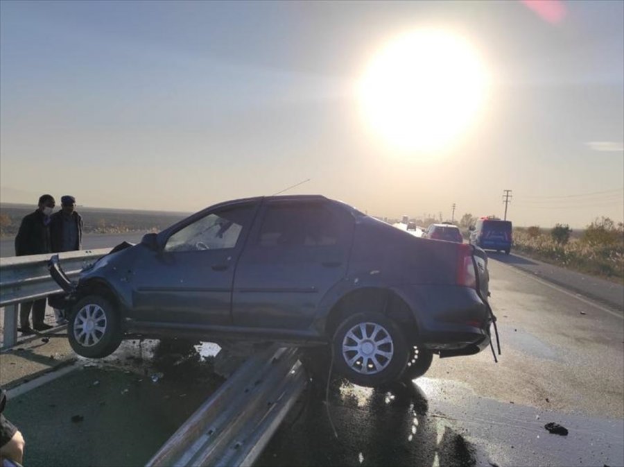 Konya'da Otomobil Bariyerlere Çarptı: 1 Ölü, 2 Yaralı